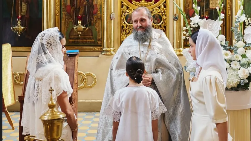 Ksenija Borodina'nın boşandıktan sonra kızı Teonu Hristiyanlık dinine geçirmesi büyük bir tartışma yarattı.