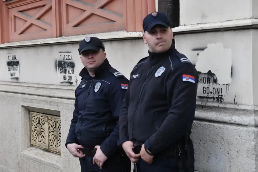 Sırbistan Belgrad'da Rektörlük Binasındaki Polis Varlığına Öğrencilerden Sert Tepki