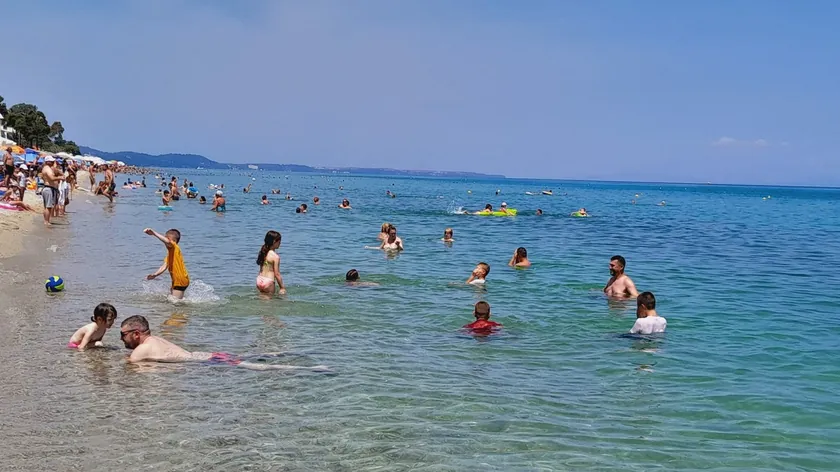 Sırbistan'da bir tatil beldesinde turistler hapse atıldı Kadın yarı çıplak yürüyordu, erkek bağırıyordu, ev sahibinin elektriği kapattı.