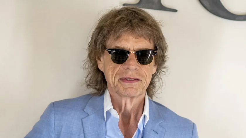 Slavna rok yıldızı Mick Jagger 9. yılı kutluyor ve "Yaşlanmak bilgelik getirmez, unutkanlık getirir" diyor.