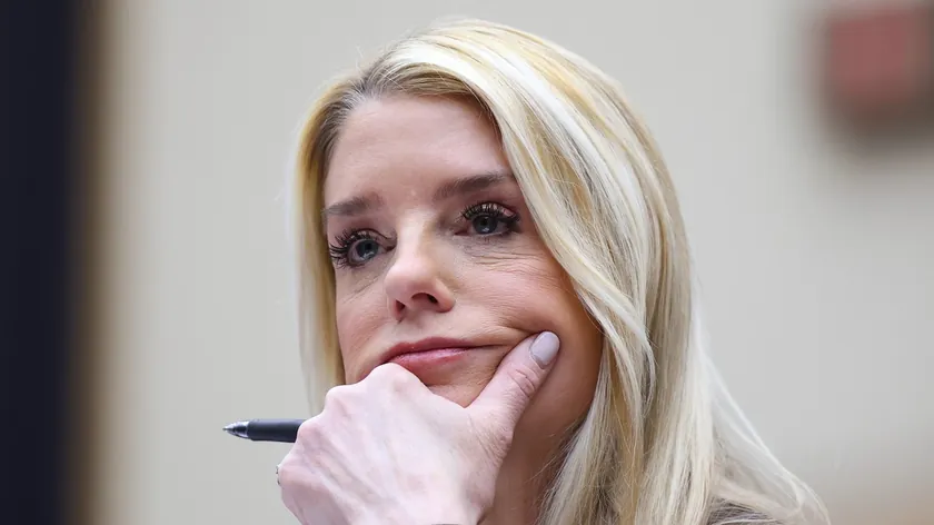 ABD'de Eski Başsavcı Pam Bondi'nin Portresi Görevden Alındıktan Sonra Kaldırıldı