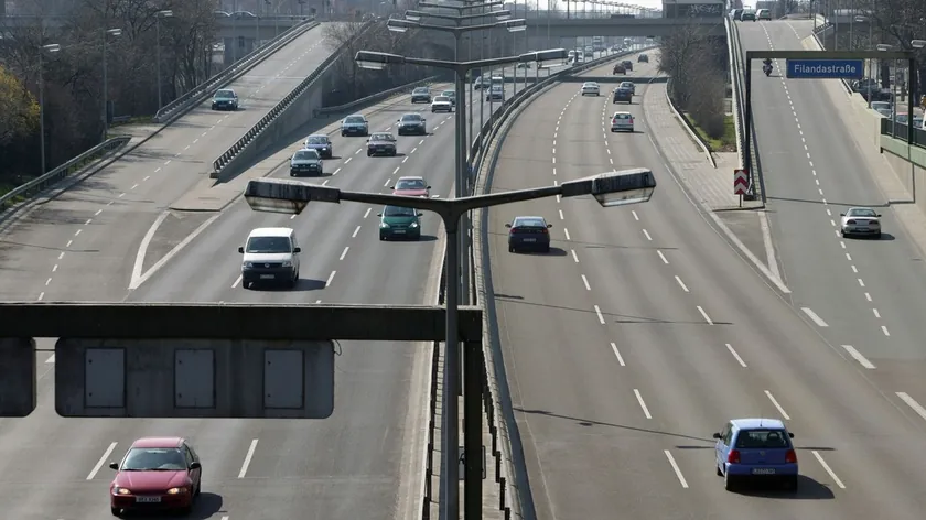 Bir sürü yanlış karar auto yoluyla 56 yaşındaki Avusturyalı bir kadını neredeyse 153 euroya mal etti. Kadın çıkış yolunu kaçırdı, sürmeye devam etti ve tamamen tesadüfen Macaristan sınırına geçti; birkaç ay sonra adresine ödeme talebi ulaştı.