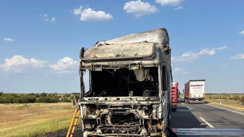 Novi Sad - Zrenjanin yolunda kamyon yangınında patlama meydana geldi.