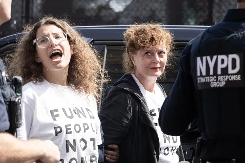 Suzan Sarandon ve Hana Ajnbinder proteste sırasında yakalandı (VIDEO)