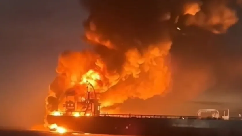 Oman kıyılarında tankere yakın bir patlama bildirildi.