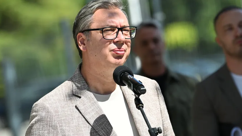 Sırbistan Cumhurbaşkanı Aleksandar Vučić Sırbistan'da yasak dışı olarak sadece kendisinin dinlendirildiğini belirtti.