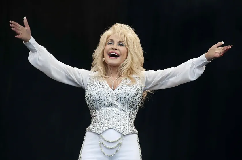 Doli Parton, 2046'da yayınlanacak şarkısını zaman kapsülüne koymuştur.