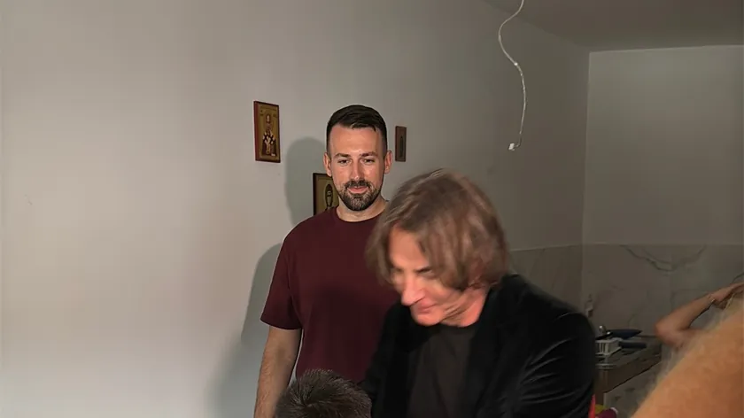 Sırbistan'da Željko Mitrović Aile İçi Şiddet Mağduru Anneye Yardım Elini Uzattı