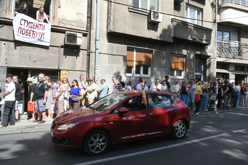Sırp öğrencileri protesto için imza toplamaya devam ediyorlar.