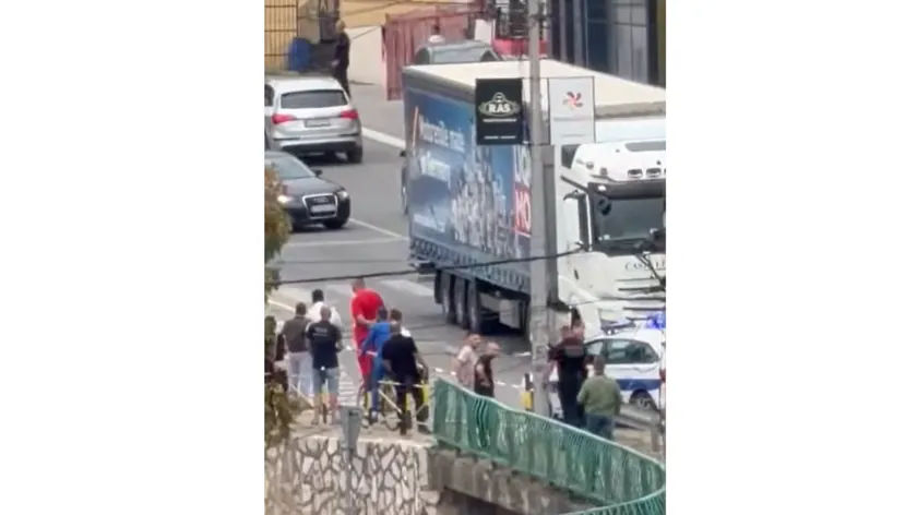 Kamyon bir kadını Novi Pazar'da çarptı Kadın yerde öldü.