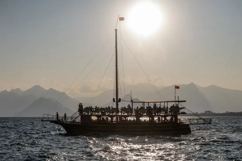 Marmaris açıklarında turist gemisi battı yüzlerce kişi tahliye edildi