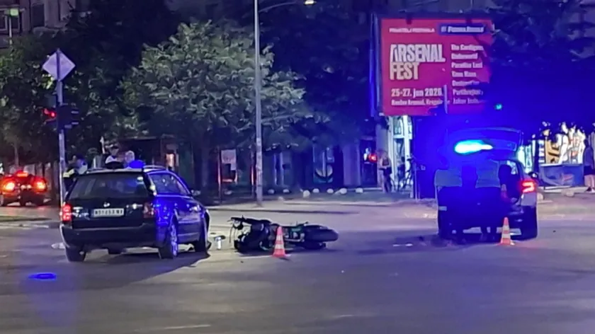 Sırbistan'ın Novi Sad kentinde yaşanan trafik kazasında motosikletli devrildi.
