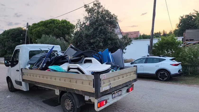 Plajlar üzerinde yer ayırt etmek için bırakılan eşyalar toplanıyor.