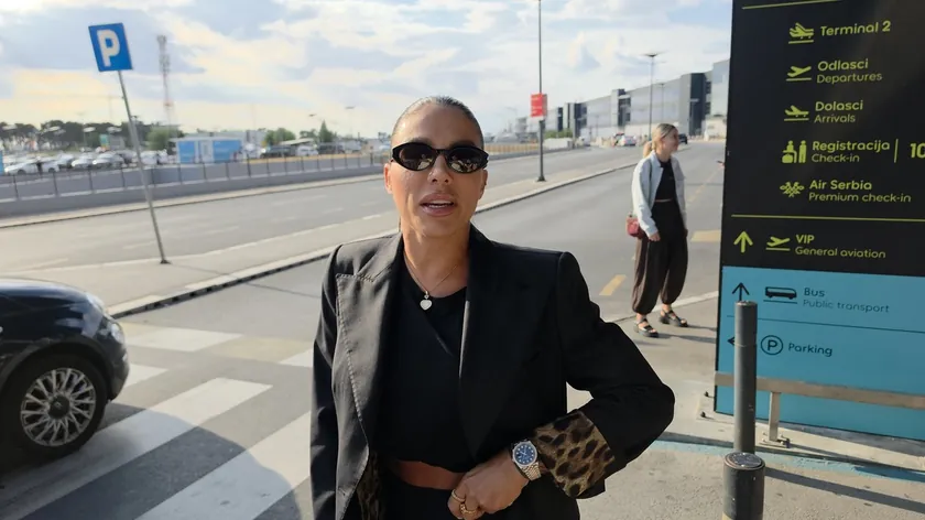 Sırp şarkıcısı Sandra Afrika, tatilinden döndükten sonra havaalanında gazetecilere verdiği röportajda açıklamalar yaptı.