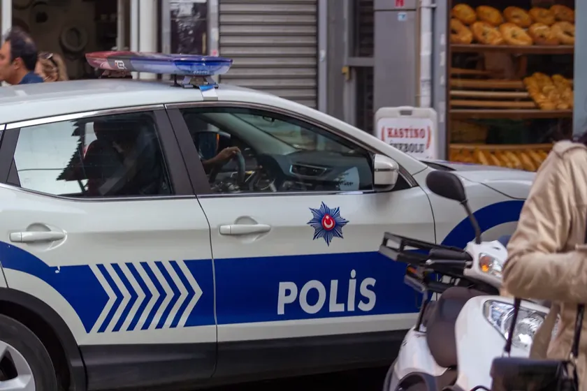Türkiye'de bir okul önünde saldırı yaşandı Saldırgan öğrencilere ateş açtı, en az dört kişi yaralandı