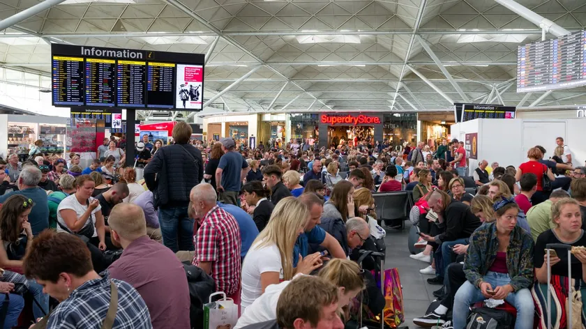 Avrupa'da yaz turistlerini bekleyen zorluklar: Uçuş iptalleri ve yeni EES sistemi