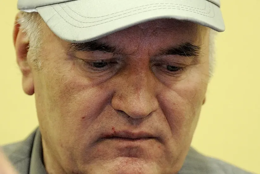 Sırbistan Savunma Bakanı Zukan Helez, iki Bosna Hersek Silahlı Kuvvetleri (BHKS) üyesinin Ratko Mladić'i övüldüğü için sözleşmelerinin feshedildiğini bildirdi.