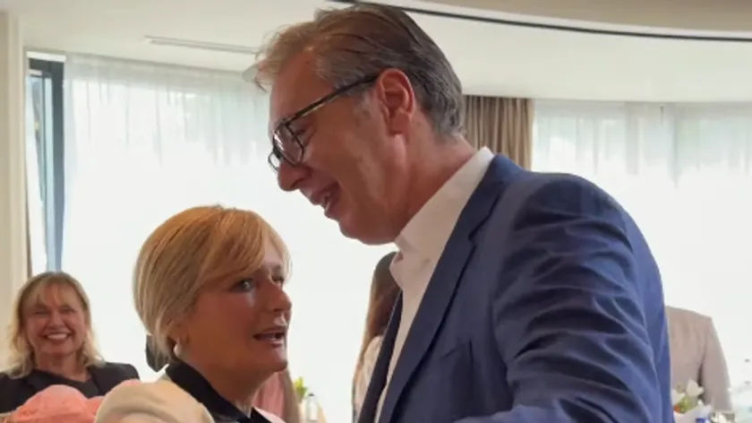 Vučić, ikinci cumhurbaşkanlık döneminin sona ermesi nedeniyle Cumhurbaşkanlığı personeli için kokteyl düzenledi