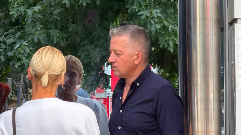 Sırp sunucu Srđan Predojević, Pink kanalının önünde dinlenme anları yaşadı.