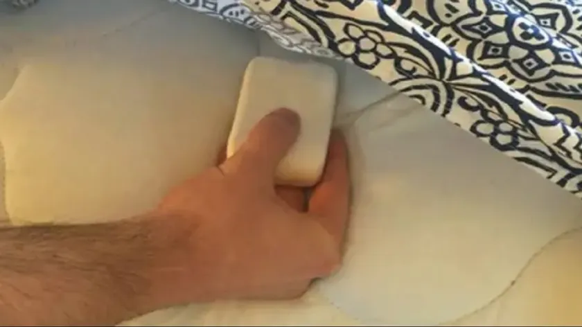 Otel Odasında Yatağın Altına Sabun Koyma Sırrı Uyku Kalitesini Artırıyor