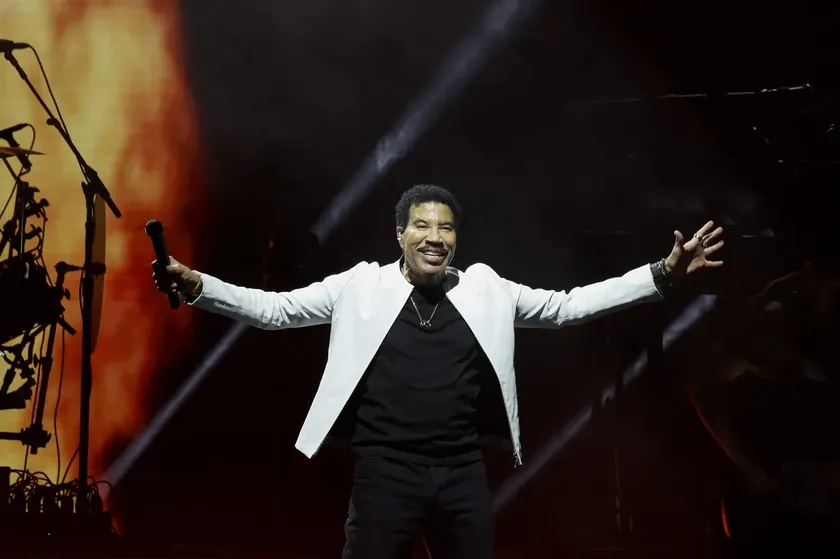 Şarkıcı Lionel Richie ABD Turnesi Sırasında Rahatsızlanarak Konserlerini Erteledi