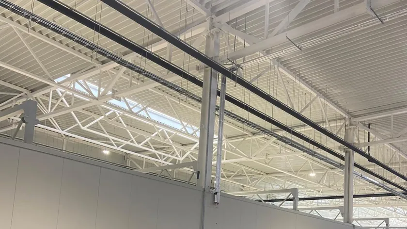 Sırbistan Cumhurbaşkanı Aleksandar Vučić, robot fabrikasında gol pozisyonunda durdu.