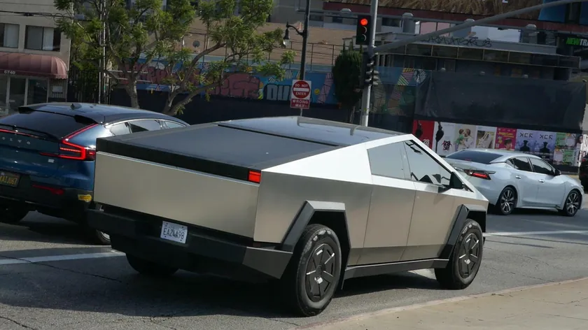 Tesla Cybertruck Beograd'da Bakanlık Önünde Canlı Tartışmalara Neden Oldu