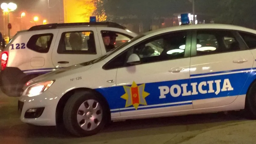 Podgoriceden bir şüphelinin eski partnerini dövdüğü ve tehdit ettiği iddia ediliyor.