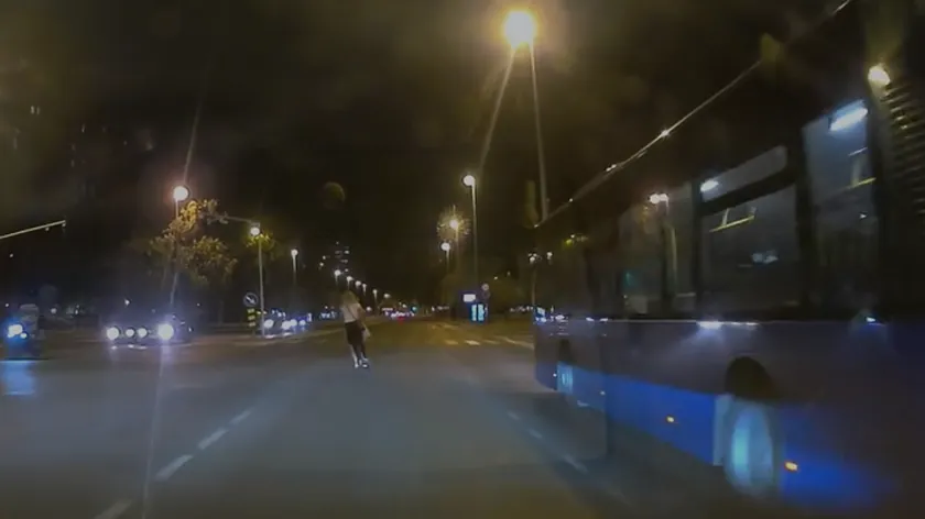 İki kızın kırmızı ışıkta trotinette geçmesi sonucu bir otobüsün önüne çıktığı Novi Sad'da yaşandı.