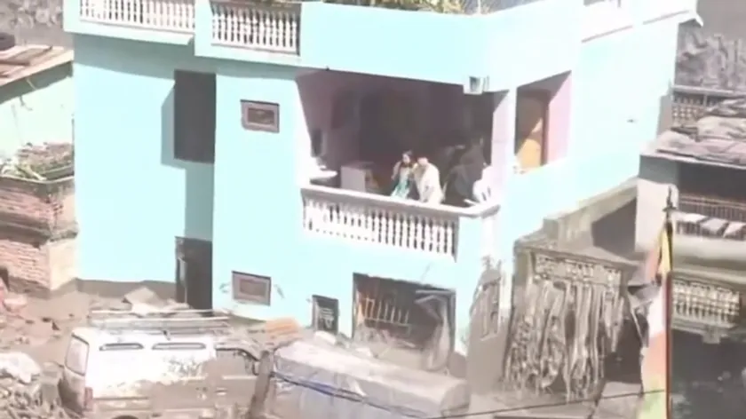 Nepal'da selin bir kasırga sırasında evleri ayakta tutan bir evin görüntüsü internette viral oldu.