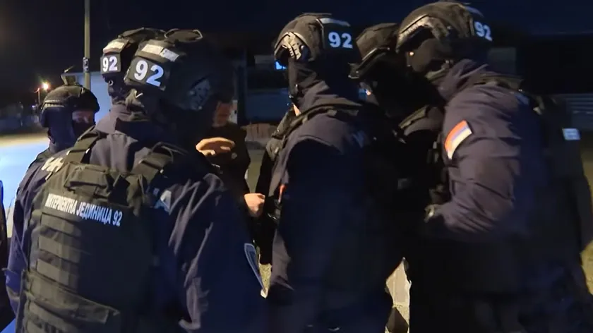 Sırbistan'da Operasyonlarda Narkotik, Mühimmat ve Çalıntı Araçlar Ele Geçirildi