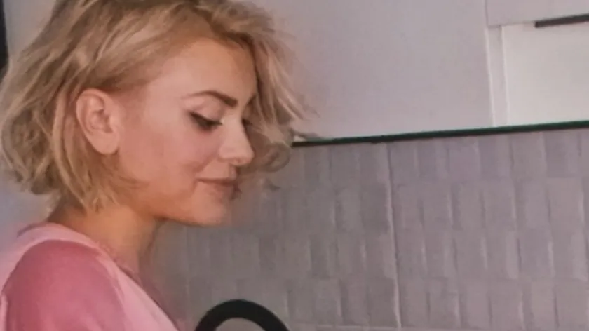 Ünlü şarkıcının kızı pembe, dantelli bikinisiyle kömür kebabı pişiriyor Ela Dvornik