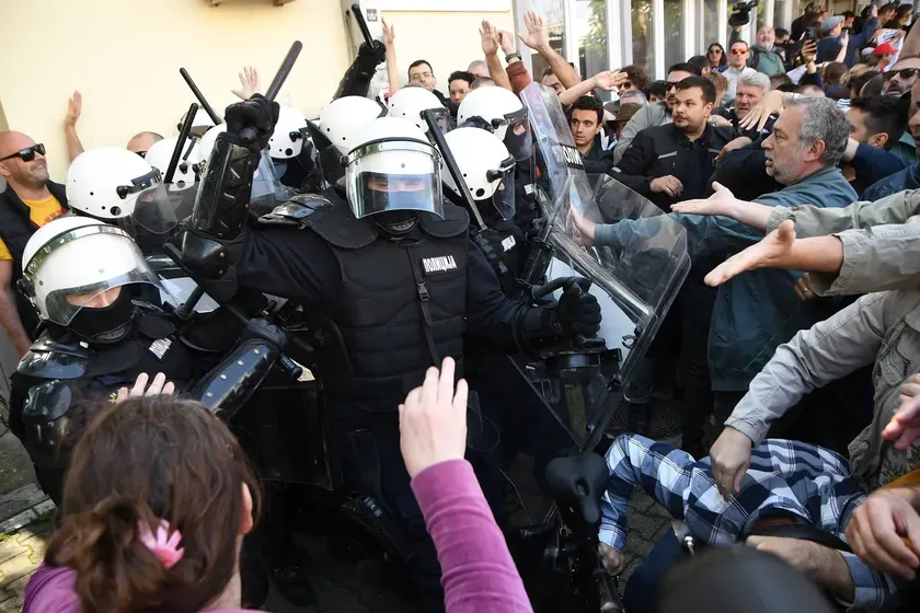 Sırbistan'da bir yıl önce yaşanan polis şiddeti ve üniversitedeki baskının anısına kutlama yapılacak.