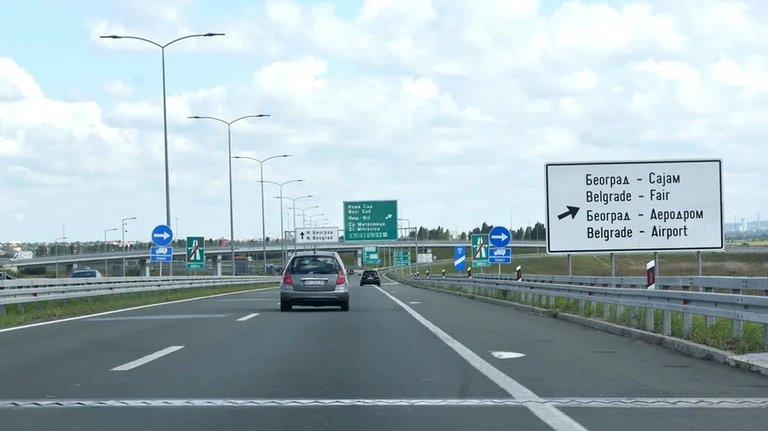 Yol kenarlarındaki mavi reflektörler Ne işe yarar?