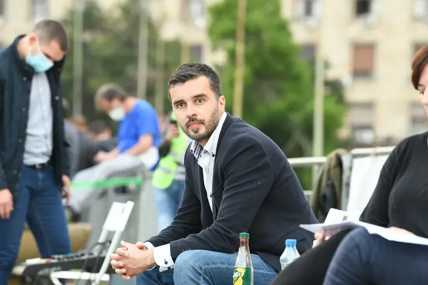 Sırp lideri Savo Manojlović, Sırbistan Cumhurbaşkanı Aleksandar Vučić'in Deliblatska Peşçara ziyaretini eleştirdi.