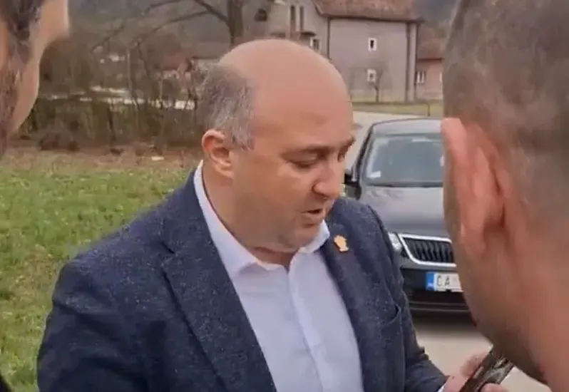 Sırbistan'da Yerel Seçim Öncesi Direktör Aktivistleri Tehdit Edip Kovuldu