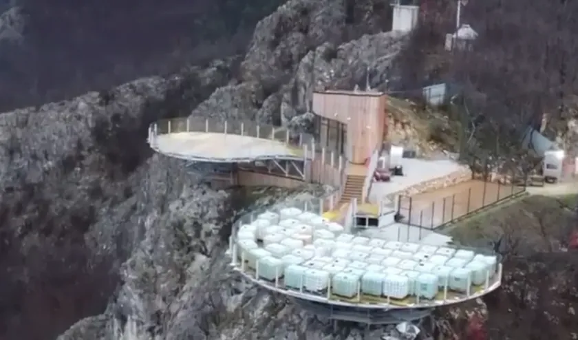 Sırbistan'da Kablar Dağı'nda açılan cam gözlem platformu yeni bir turizm cazibe merkezi haline geldi.