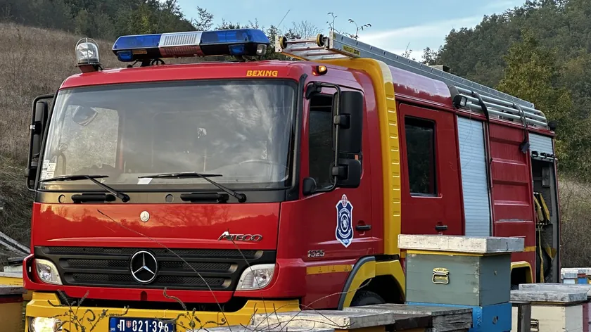 İvanyica'da yaşanan olay: Bukovica'daki bir binada yangın çıktı, itfaiye ekipleri sakinleri tahliye etti.