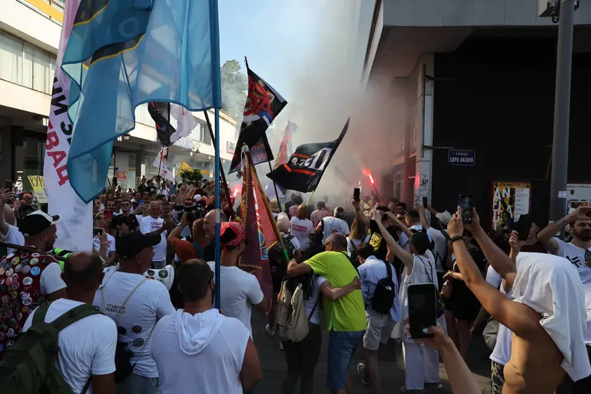 Sırbistan Kraljevo'da Vidovdan öğrenci protestosu sıcak havaya rağmen başarıyla tamamlandı.