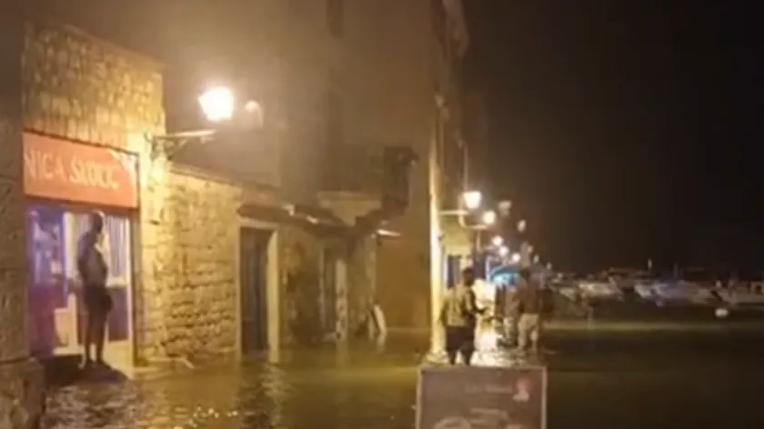 Sırbistan'da hava durumu nedeniyle oluşan bir meteorolojik tsunami, Hırvatistan'ın Stari Grad bölgesinde üçüncü kez 7 gün içinde meydana geldi.