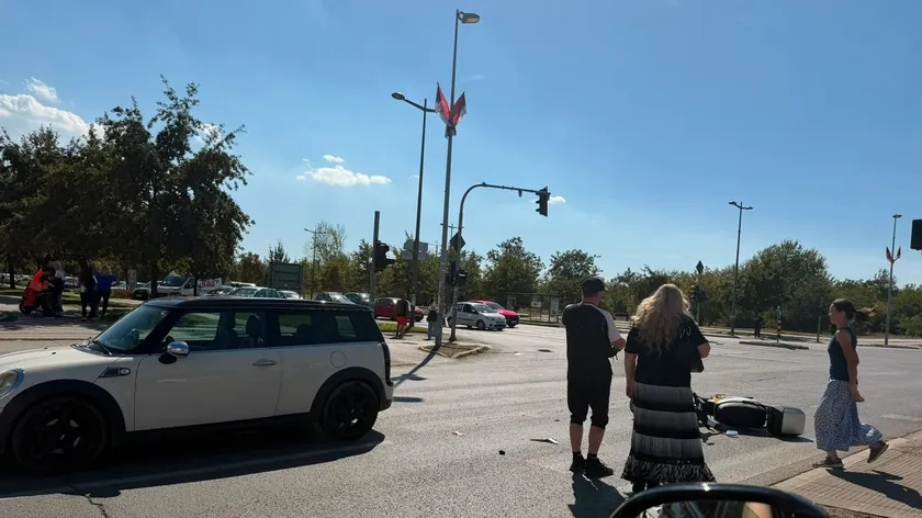 Motosiklet sürücüsü Novi Sad'da kaza yaparak yere düştü.