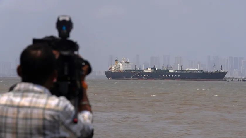 Basra Körfezi'nde tansiyon tırmanırken 20 binden fazla denizci Hürmüz Boğazı'nda mahsur kaldı