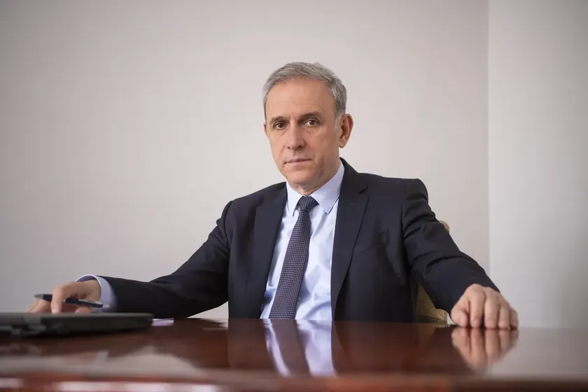 Sırbistan'da muhalif Ponoš, hükümetin ABD'li şirketle uçan taksi anlaşmasının gizliliğini sorguladı.