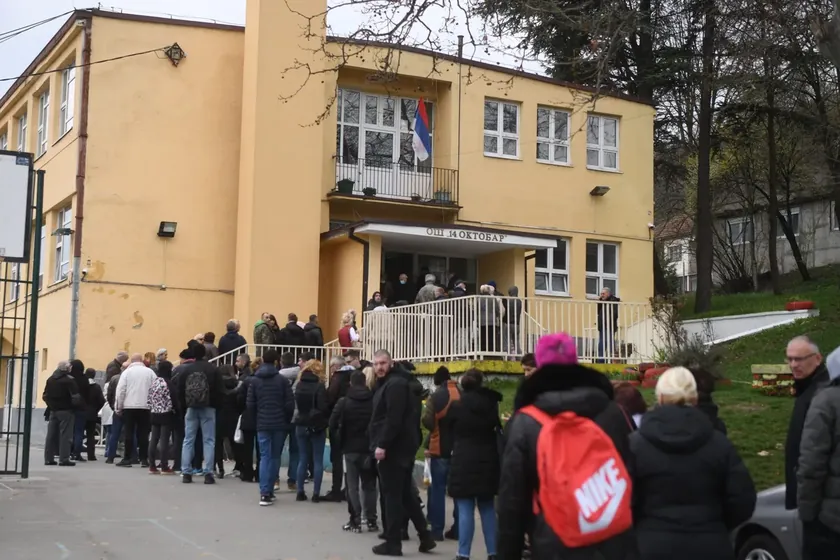 Sırbistan Cumhurbaşkanı Aleksandar Vučić'in seçmen stratejisi üzerine bir analiz sunuyor.