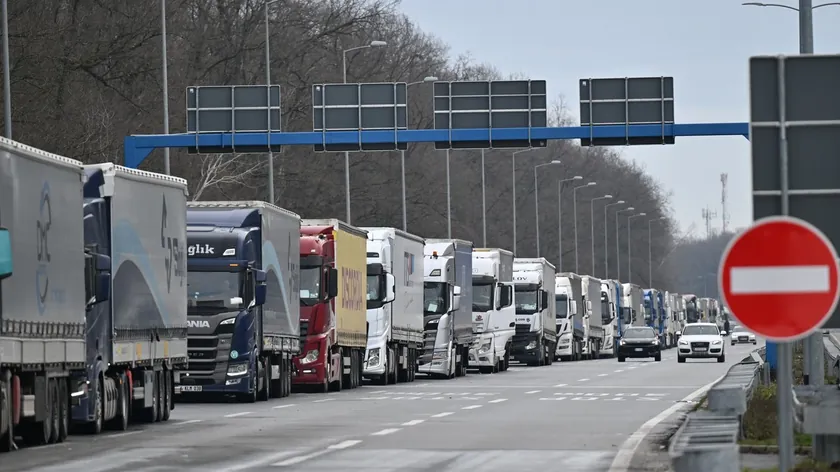 Adaševci'de Şid yönündeki yük taşıt araçları için trafik durduruldu.