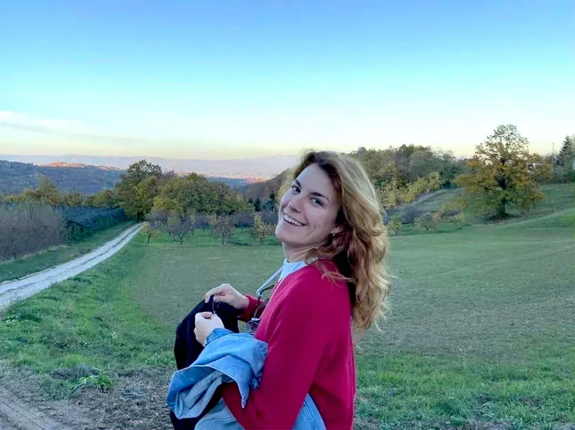 Sırbistanlı Lola Miković ilk solo teklisi 'Nobody Without'u müzikseverlere sundu.