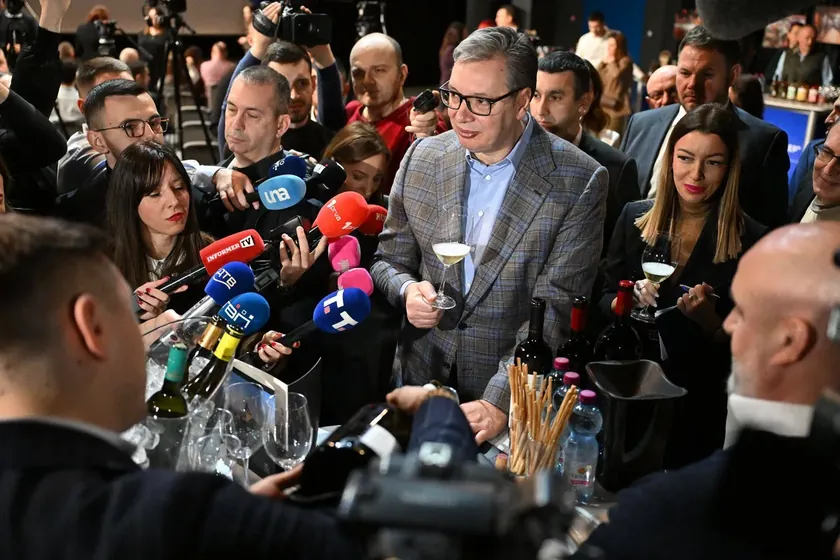 Sırbistan'da Azerbaycan Cumhurbaşkanı Aliyev ve Vucic ikili belgeleri imzalayarak açıklama yaptı.