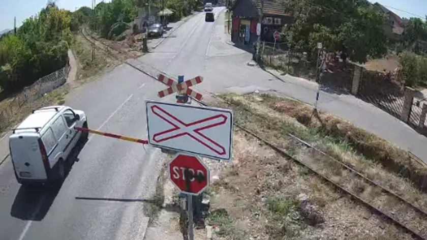 Beogradu'nda bir yol kavşağıda tehlikeli bir durum tespit edildi Sırpistan Demiryolları Yapıları şirketi, sürücülerin bu hatası nedeniyle en ağır kazaların yaşandığını bildirdi.