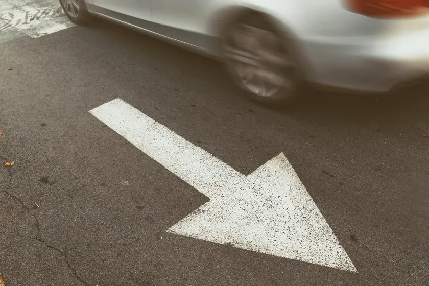 Nov Sad'da ters yön trafikte yakalanan sürücüye 130.000 dinar para cezası ve 10 ay araç kullanma yasağı verildi.