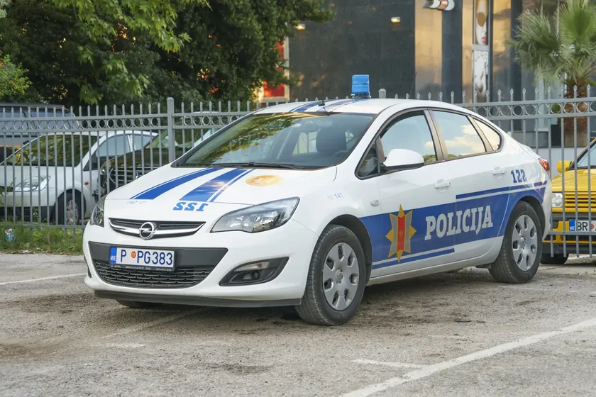 Policija Nikšić'te bir marihuana yetiştirme tesisini keşfetti, baba ve oğul tutuklandı.